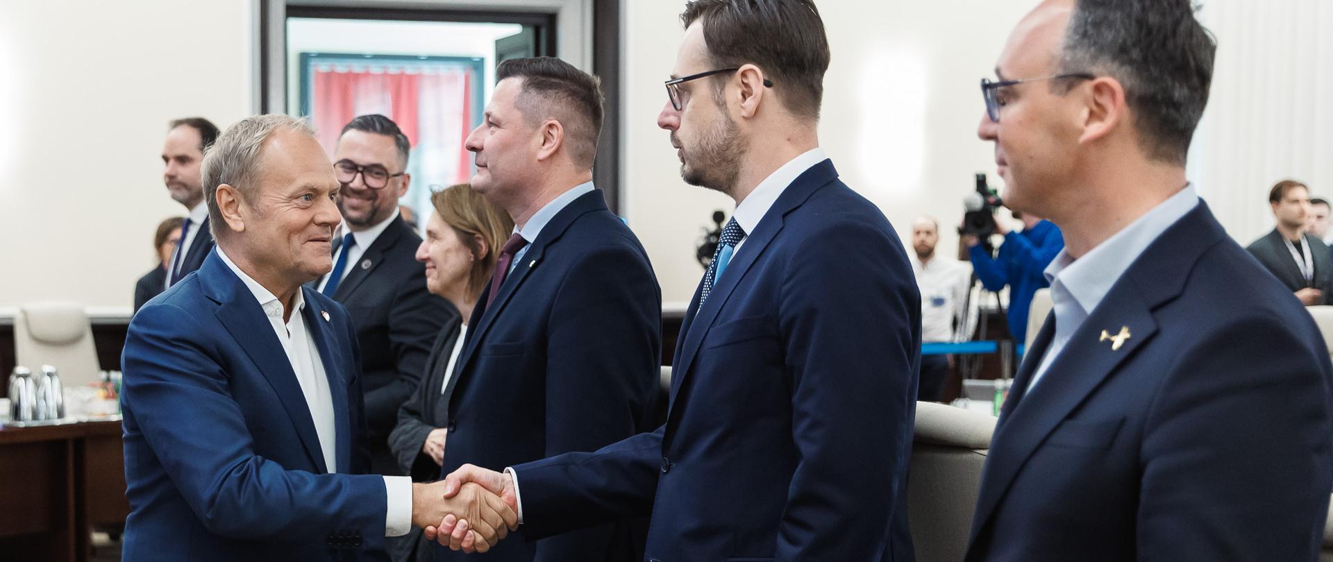 Premier Donald Tusk wita się z ministrami.