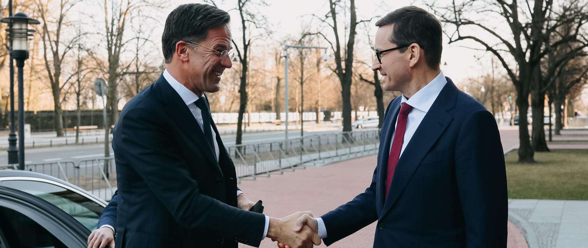 Premier Mateusz Morawiecki wita premiera Holandii 