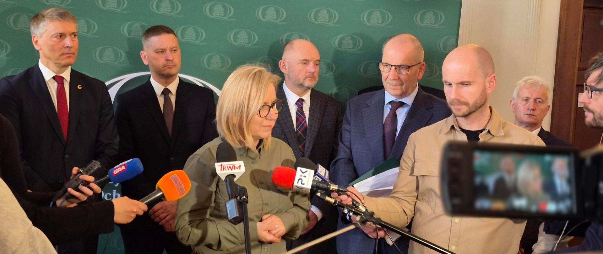 Ministra klimatu i środowiska Paulina Hennig-Kloska podczas briefingu w Toruniu