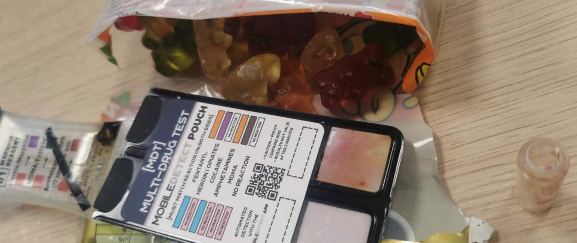 test na obecność narkotyków na paczce z cukierkami