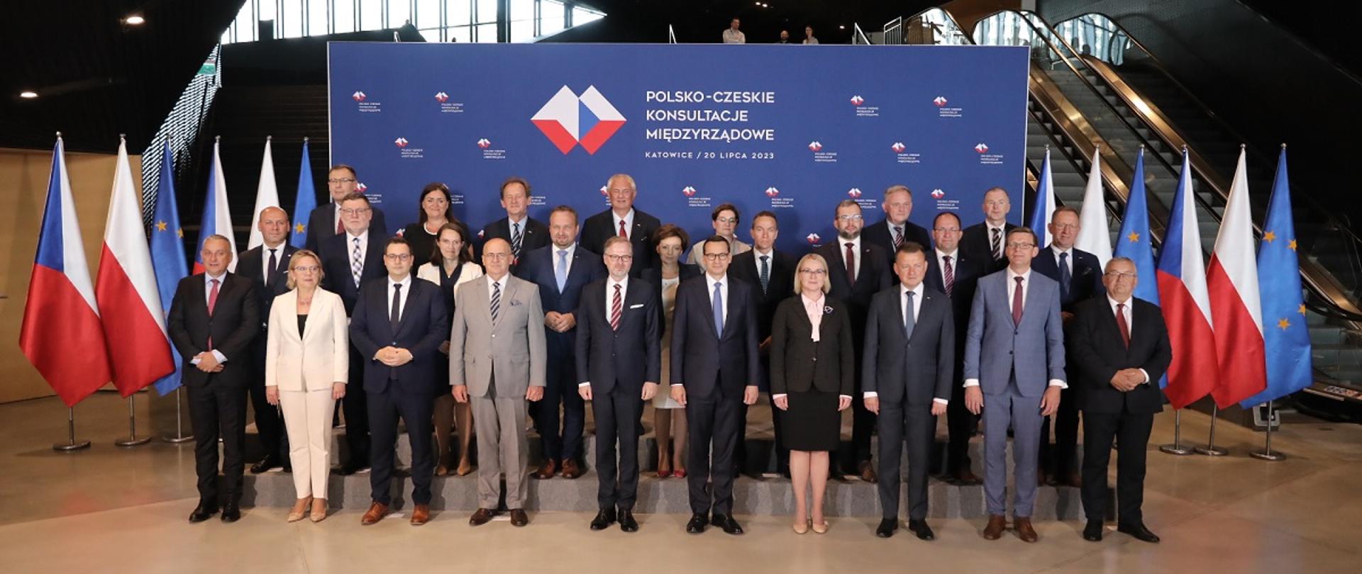 Minister funduszy i polityki regionalnej Grzegorz Puda na polsko-czeskich konsultacjach międzyrządowych, w pierwszym rzędzie centralnie stoją premierzy Polski i Czech - Mateusz Morawiecki i Petr Fiala w otoczeniu szefów resortów obu rządów