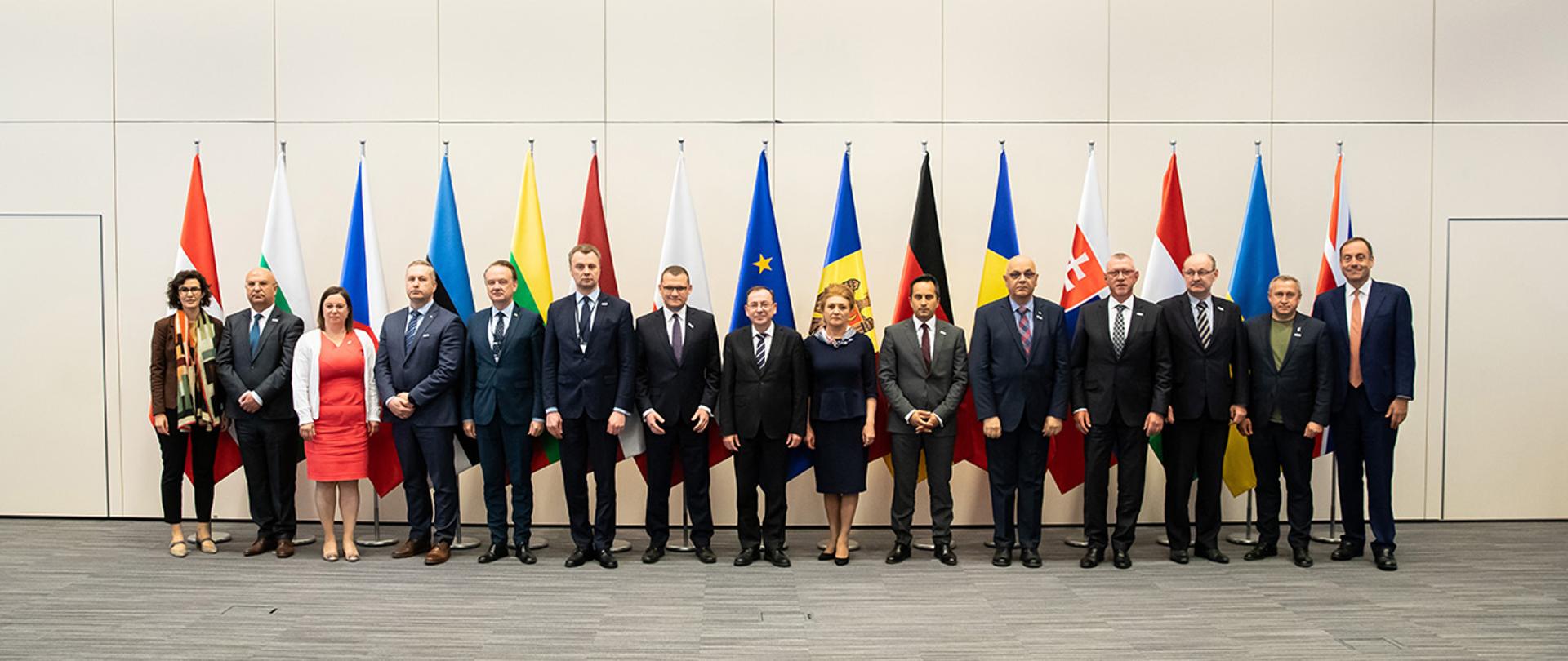 Wspólne zdjęcie uczestników ministerialnego forum dotyczącego uchodźców z Ukrainy.