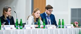 Minister funduszy i polityki regionalnej Katarzyna Pełczyńska-Nałęcz siedzi przy stole i przemawia do mikrofonu , po prawej stronie siedzi wicedyrektor Departamentu Spraw Europejskich i Współpracy Międzynarodowej w MFiPR Wojciech Porczyk