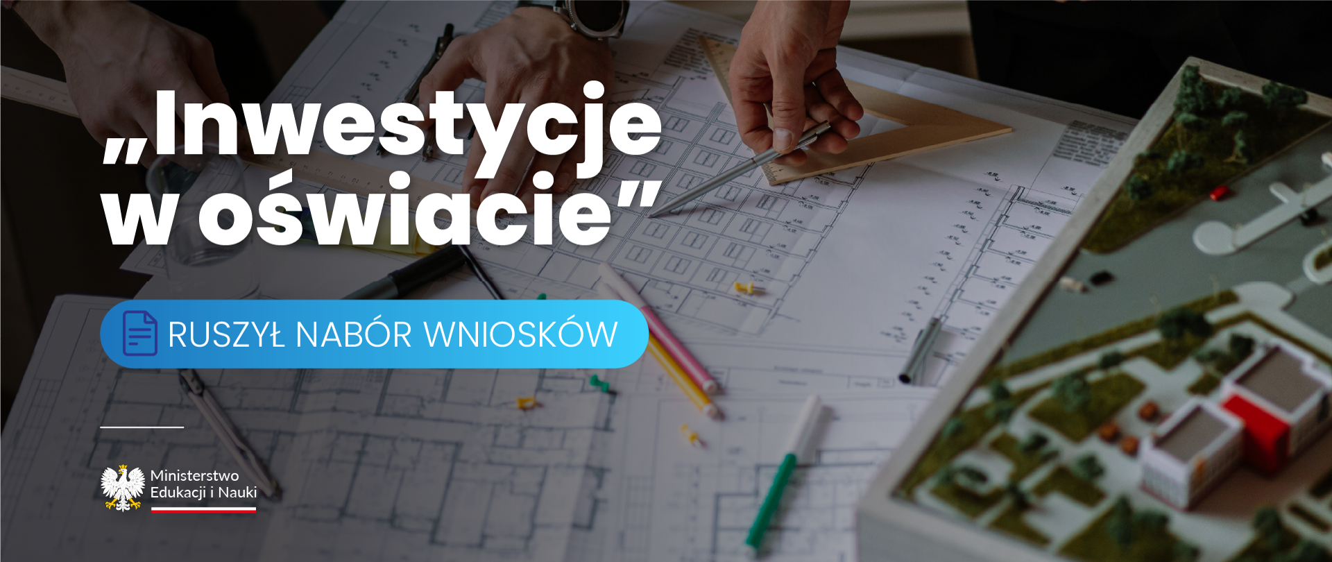 Zdjęcie planów budynków i przyborów geometrycznych trzymanych w dłoniach. 