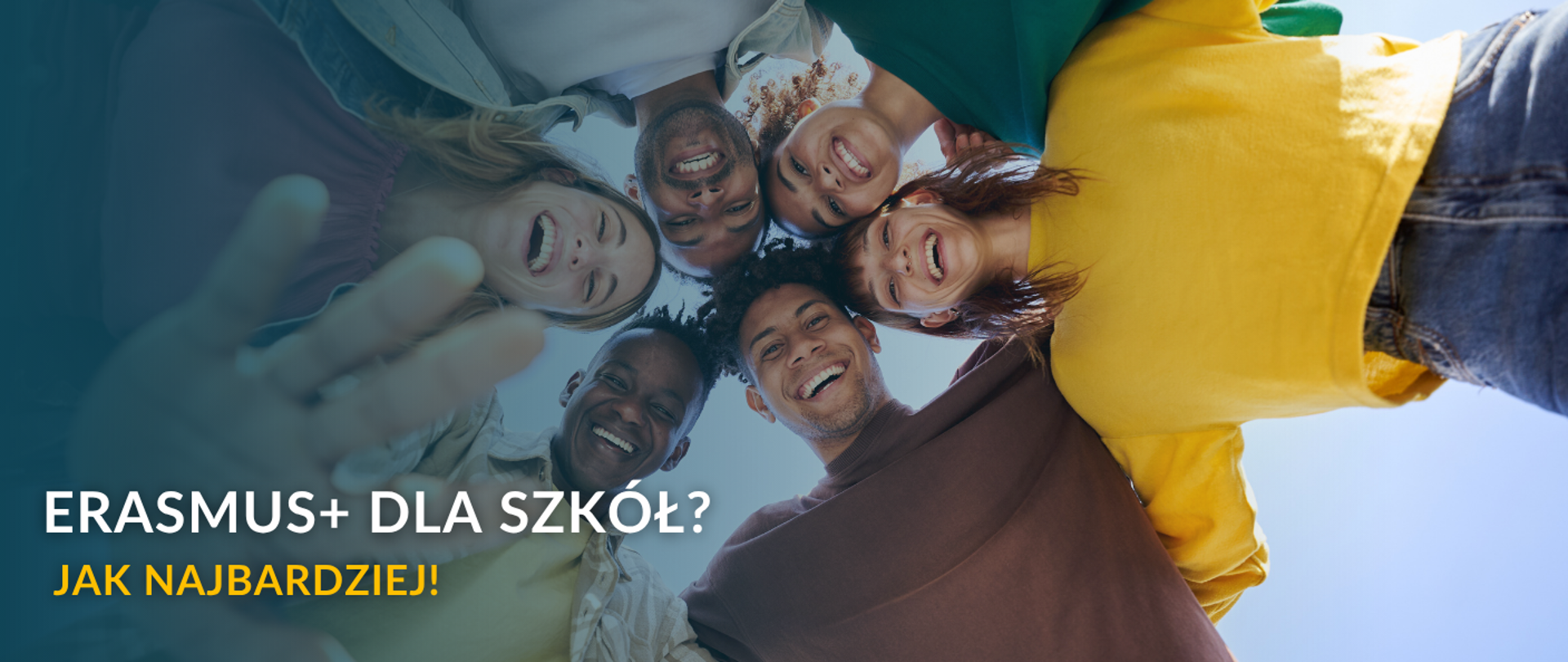 Grupa młodych ludzi patrzących w jednym kierunku.