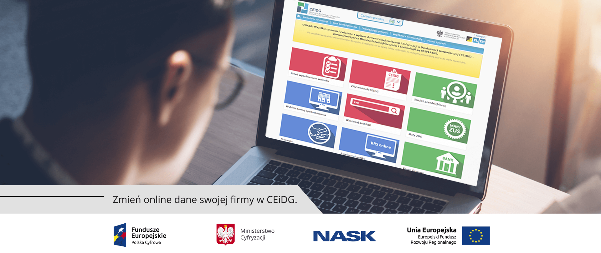 Mężczyzna patrzący w ekran komputera. Na ekranie strona startowa CEiDG