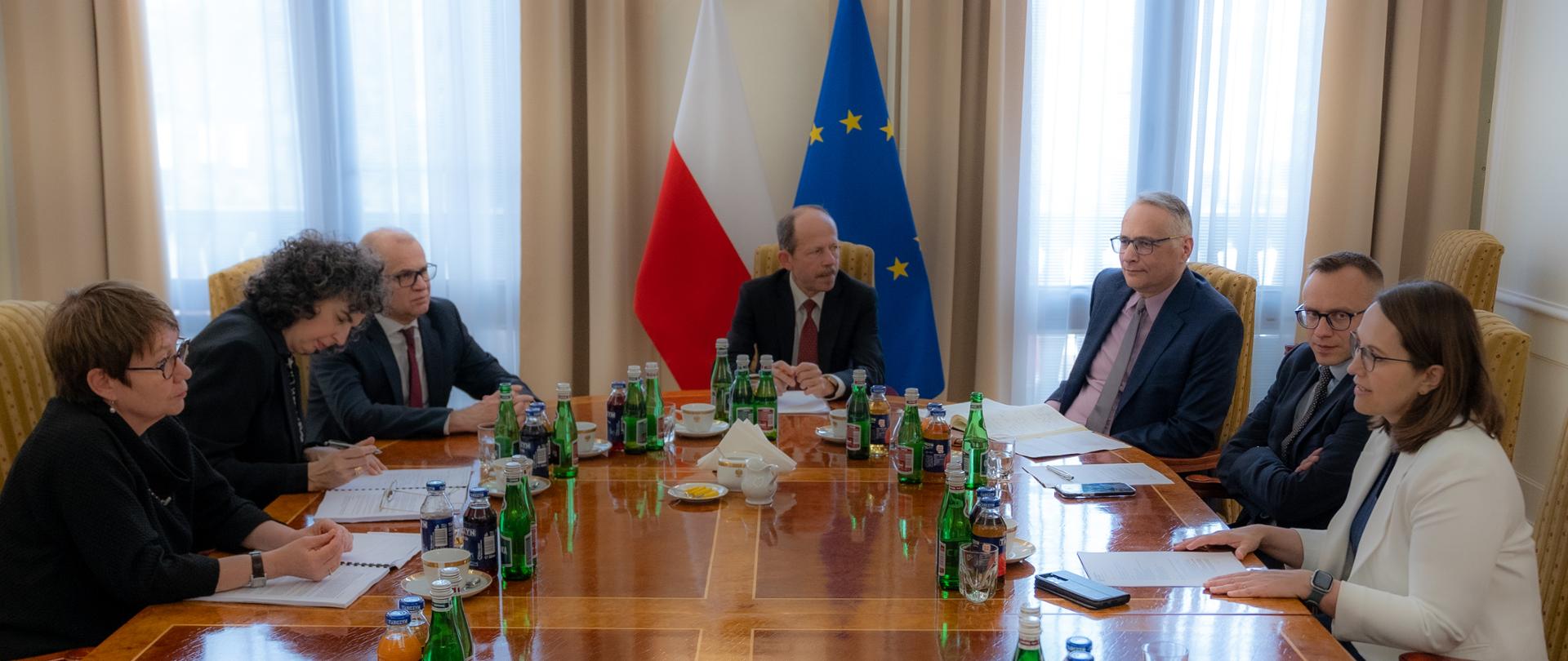 Minister Magdalena Rzeczkowska i Prezes EBOiR Odile Renaud-Basso podczas spotkania w Ministerstwie Finansów