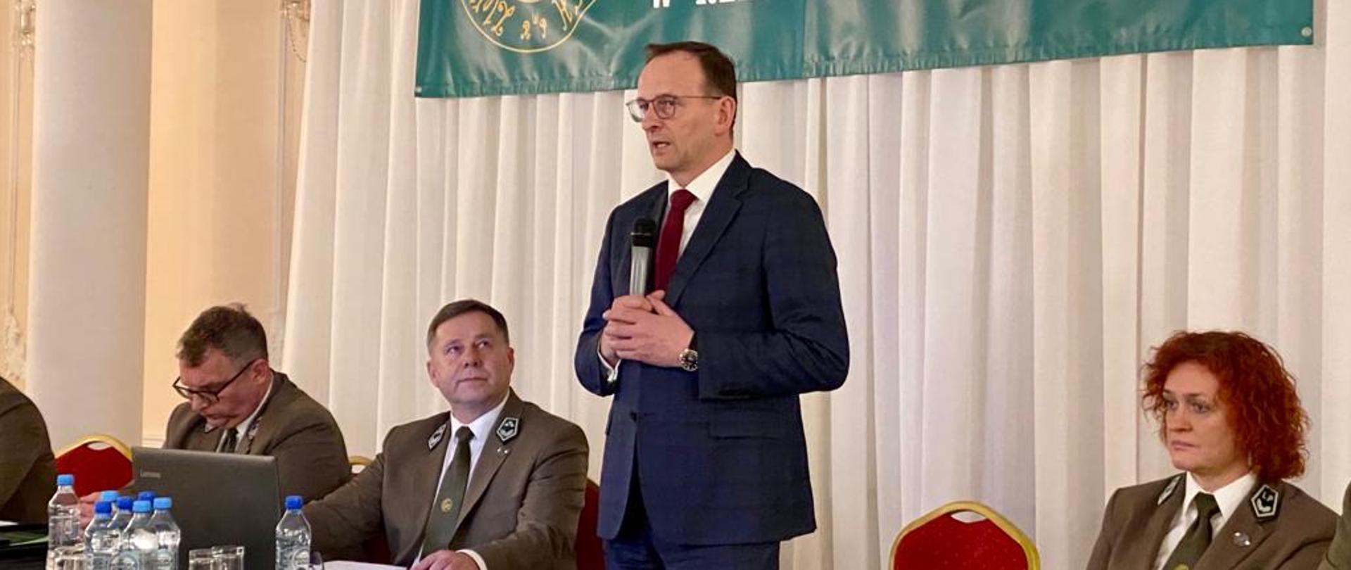 Wiceminister Edward Siarka podczas Sprawozdawczego Zjazdu Krajowego Związku Leśników Polskich w RP