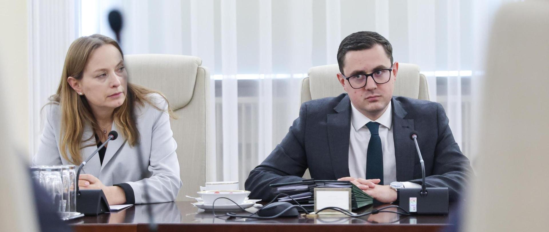 Wiceminister Miłosz Motyka podczas posiedzenia rządu