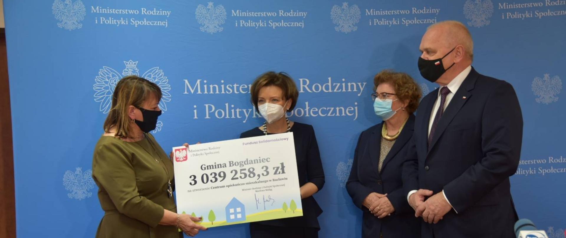 Wręczenie promesy na utworzenie centrum opiekuńczo-mieszkalengo