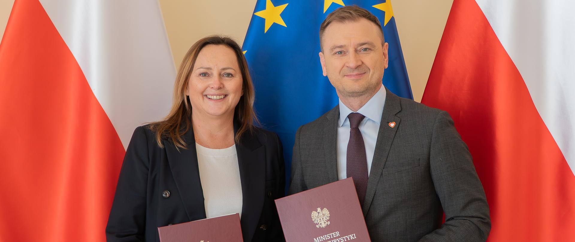 Wspólne zdjęcie Marszałek Województwa Łódzkiego Joanny Skrzydlewskiej oraz Ministra Sportu i Turystyki Sławomira Nitrasa, którzy trzymają teczki z podpisanymi porozumieniami.