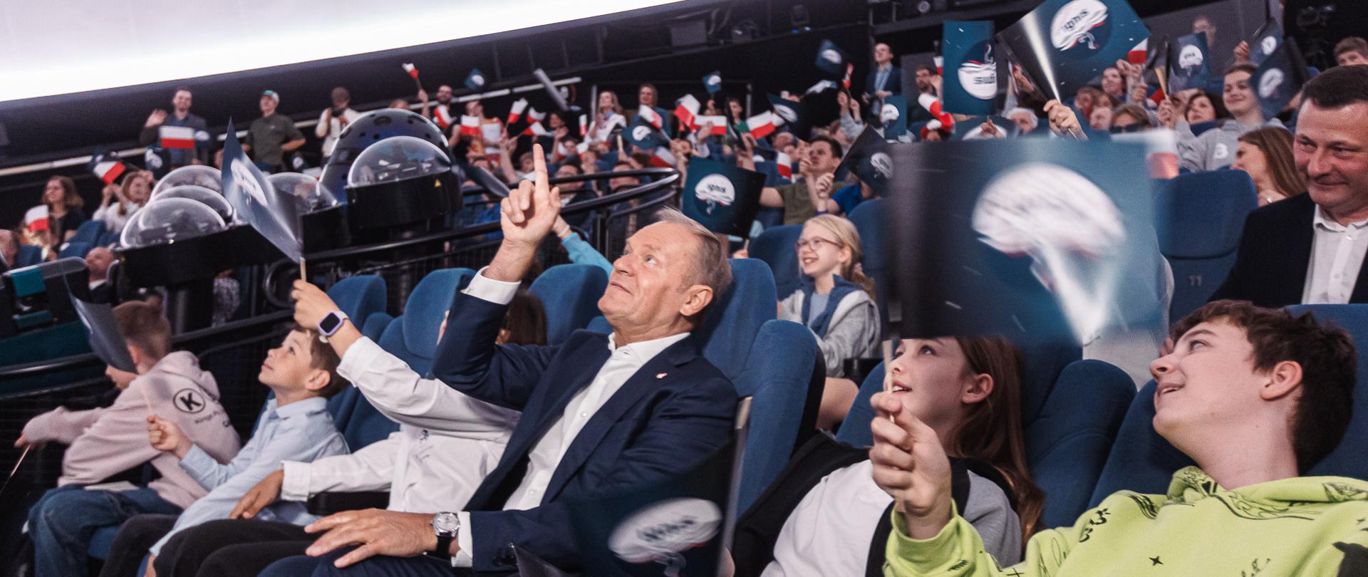 Premier Donald Tusk podczas transmisji startu misji Ax-4