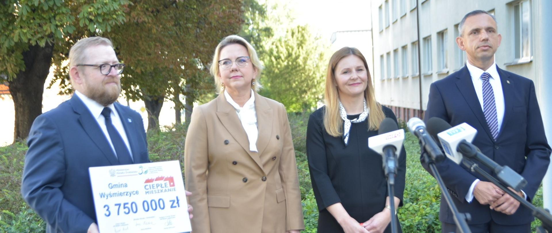 Burmistrz Wyśmierzyc Wojciech Sępioł, minister Anna Moskwa, sekretarz powiatu przysuskiego Marta Zbrowska i Pełnomocnik Prezesa Rady Ministrów ds. programu „Czyste Powietrze” i efektywności energetycznej budynków, wiceprezes NFOŚiGW Paweł Mirowski podczas konferencji prasowej w Radomiu
