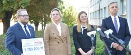 Burmistrz Wyśmierzyc Wojciech Sępioł, minister Anna Moskwa, sekretarz powiatu przysuskiego Marta Zbrowska i Pełnomocnik Prezesa Rady Ministrów ds. programu „Czyste Powietrze” i efektywności energetycznej budynków, wiceprezes NFOŚiGW Paweł Mirowski podczas konferencji prasowej w Radomiu
