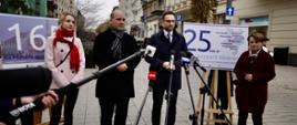 Minister Buda, minister Szynkowski vel Sęk i poseł Emilewicz stoją na rynku w Poznaniu