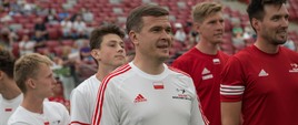 Młodzi piłkarze na murawie PGE Narodowego