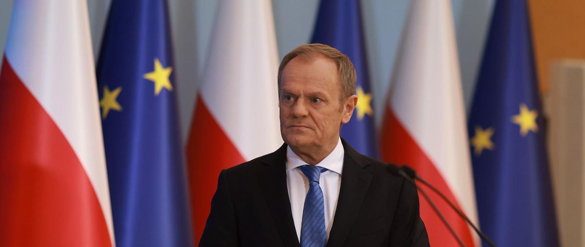 Premier Donald Tusk podczas konferencji prasowej.