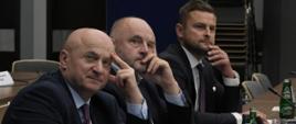 Marszałek województwa lubelskiego Jarosław Stawiarski siedzi przy stole
