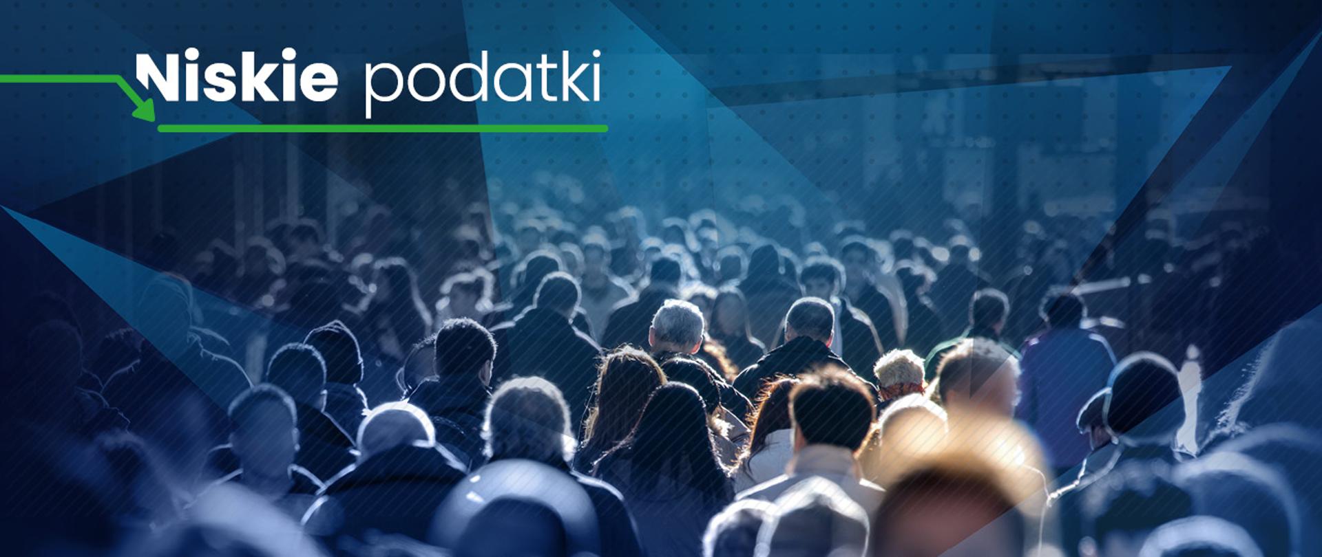 Napis niskie podatki i duża grupa ludzi maszerująca ulicą