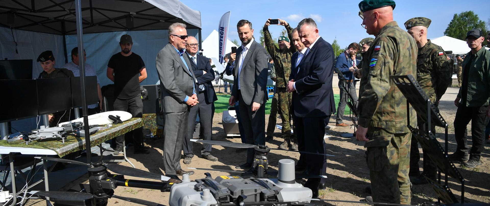 24 kwietnia 2025 r. w 1. Warszawskiej Brygadzie Pancernej w Wesołej, Władysław Kosiniak-Kamysz, wicepremier - minister obrony narodowej wziął udział w wystawie produktów polskich producentów bezzałogowych systemów uzbrojenia. W trakcie wystawy zaprezentowany został dynamiczny pokaz możliwości bezzałogowych systemów uzbrojenia polskiej produkcji. Fot. plut. Wojciech Król/MON