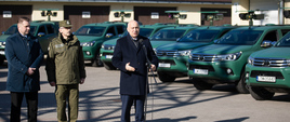 Minister Joachim Brudziński podczas ceremonii przekazania wozów Straży Granicznej