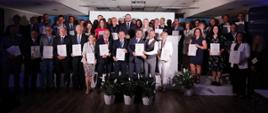 Minister funduszy i polityki regionalnej Grzegorz Puda wraz z uczestnikami projektu Centrum Wsparcia Doradczego Plus, minister stoi w otoczeniu uczestników projektu CWD