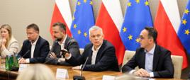 Odprawa ze służbami z udziałem Wicepremiera, Ministra Obrony Narodowej Władysława Kosiniaka-Kamysza, Ministra Spraw Wewnętrznych i Administracji Tomasza Siemoniaka, Ministra ds. odbudowy po powodzi Marcina Kierwińskiego oraz Ministra Infrastruktury Dariusza Klimczaka