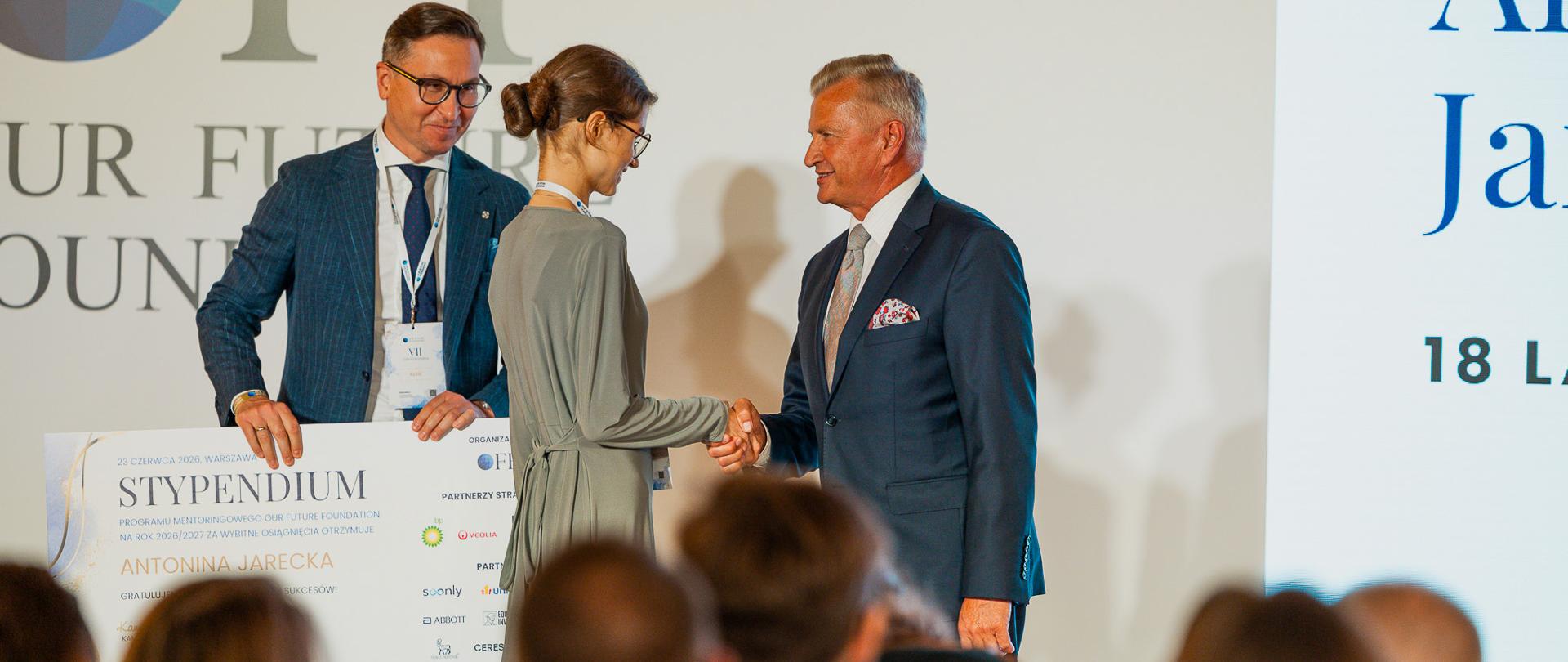 24 czerwca 2026 r., na Zamku Królewskim w Warszawie odbyła się VII Gala Stypendialna Our Future Foundation. Podczas wydarzenia 28 uzdolnionych nastolatków z Polski otrzymało stypendia, które pomogą im dostać się na najlepsze światowe uczelnie. W uroczystości wziął udział podsekretarz stanu w MON Stanisław Wziątek.