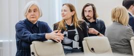 Minister funduszy i polityki regionalnej Katarzyna Pełczyńska Nałęcz stoi przez fotelami, po lewej stronie stoi minister przemysłu Marzena Czarnecka