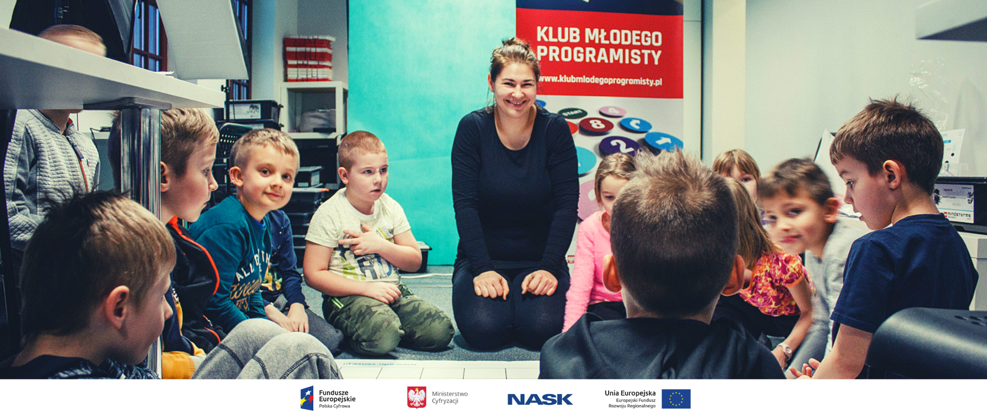 Dzieci siedzące w kole, wokół nauczycielki.