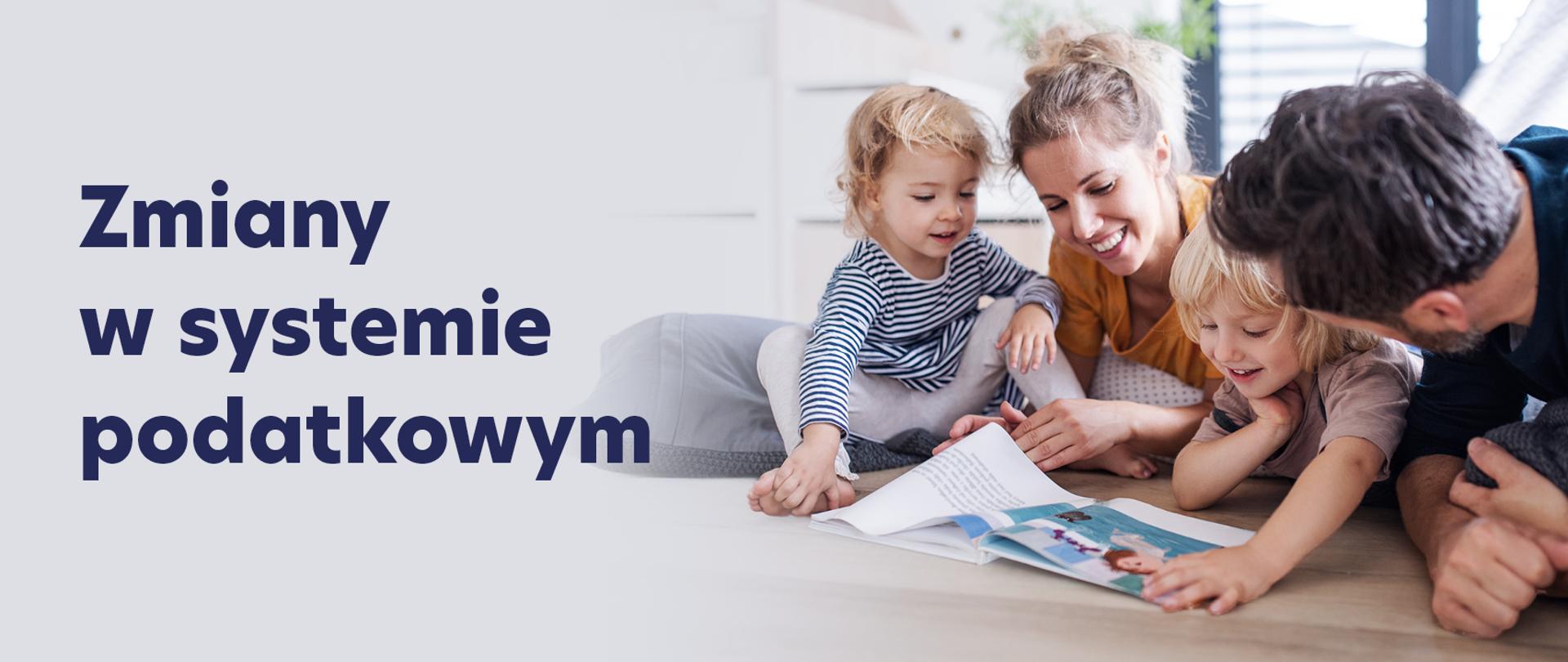 Napis po lewej stronie Zmiany w systemie podatkowym a po prawej uśmiechnięta 4 osobowa rodzina pochylona nad książką