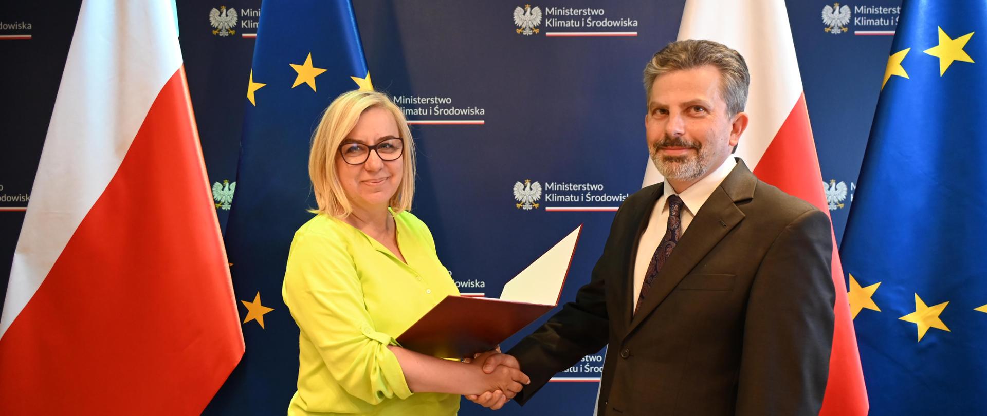 Ministra Paulina Hennig-Kloska oraz nowy dyrektor Instytutu Ochrony Środowiska – Państwowego Instytutu Badawczego Marcin Stoczkiewicz 