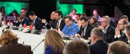 Zdjęcie wiceminister Katarzynę Lubnauer oraz innych uczestników International Summit on Teaching Profession (ISTP 2026), którzy obradują przy stole. 