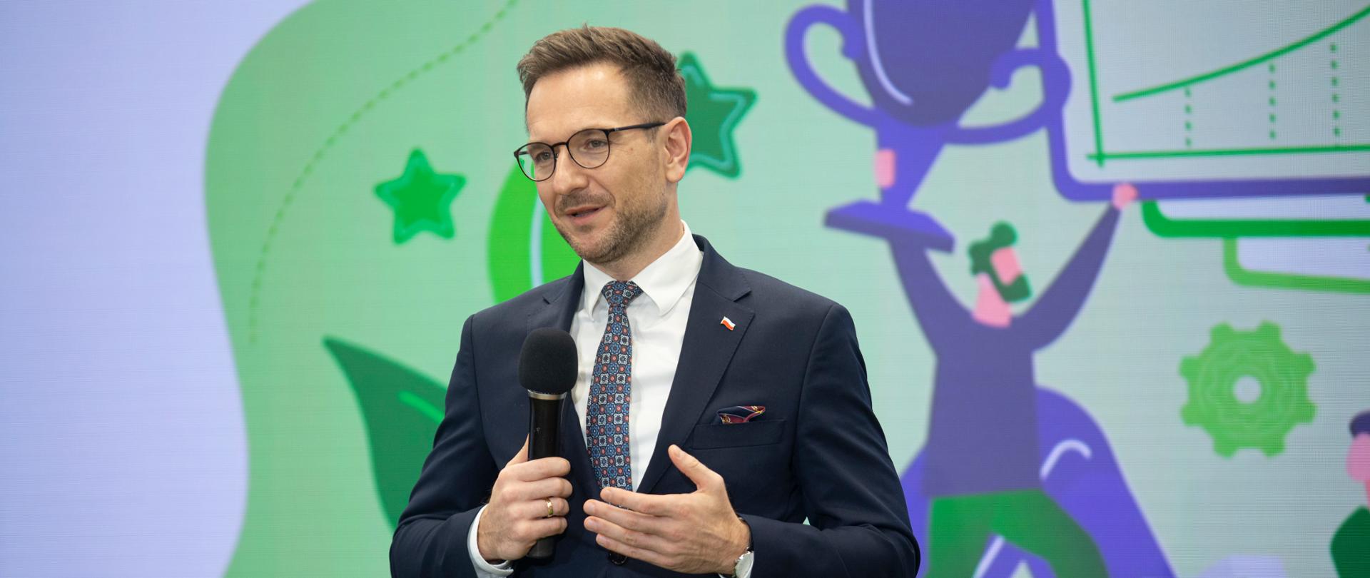 Na scenie wiceminister Waldemar Buda otwiera Klimaton dla Miast