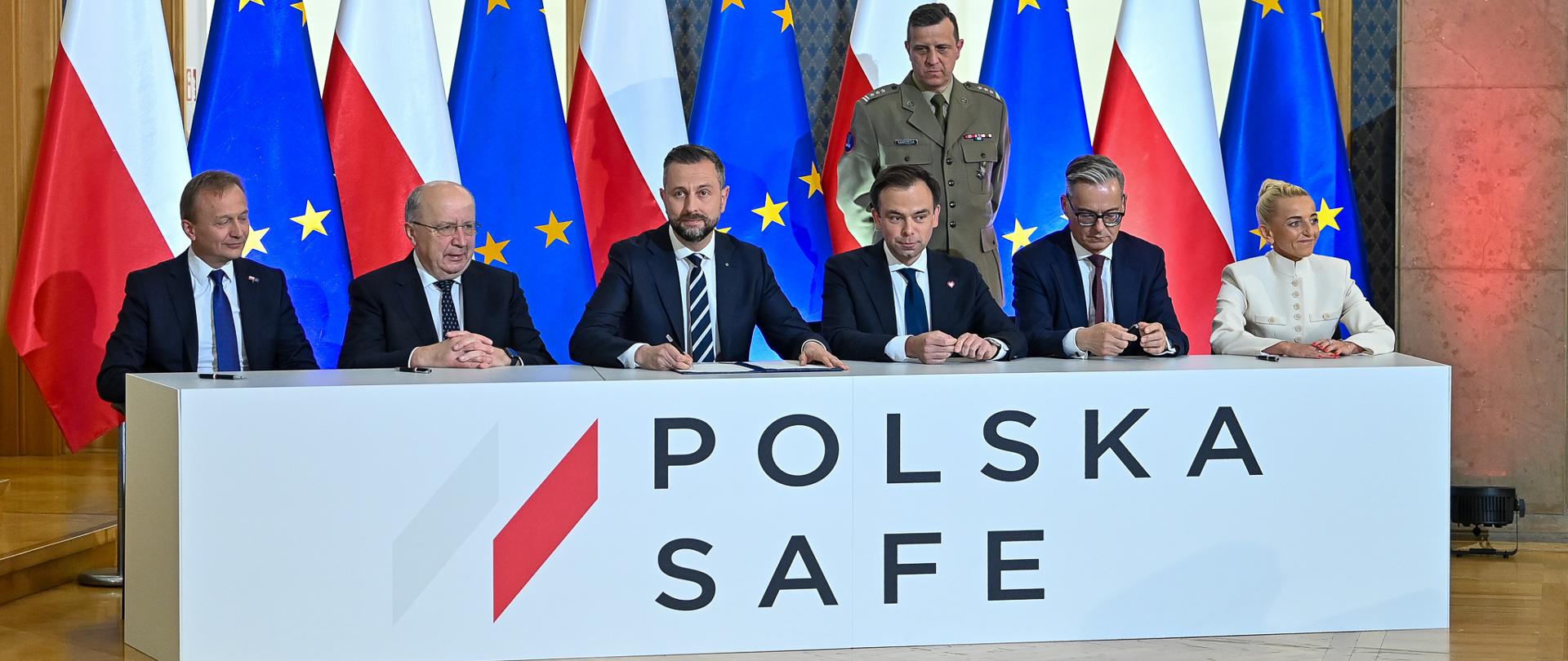 8 maja 2025 r. w Warszawie podpisana została umowa SAFE. Polska jest największym beneficjentem tego programu - pozyskamy z niego ok. 43,7 mld euro, czyli prawie 190 mld zł. Środki te stanowią realne finansowanie, które pomoże zwiększyć bezpieczeństwo militarne Polski. Fundusze z programu oznaczają także więcej zamówień dla polskich fabryk, wzmocnienie gospodarki oraz nowe miejsca pracy.
