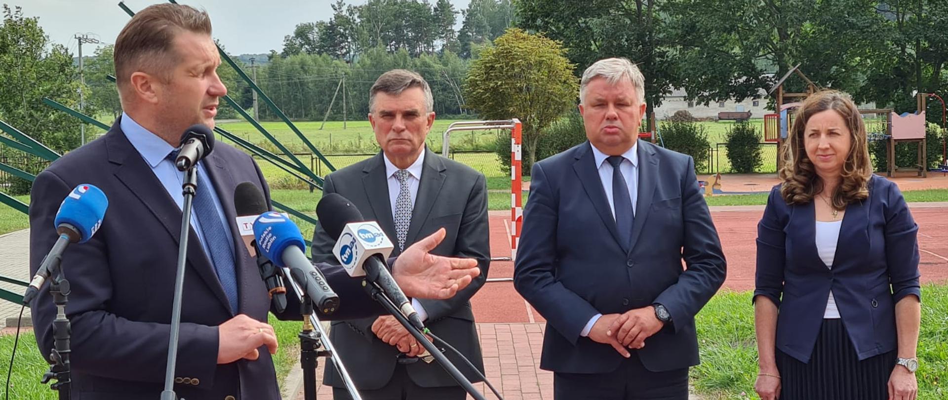 Wizyta Ministra Edukacji i Nauki w gminie Kłoczew - wsparcie finansowe dla szkoły uszkodzonej w wyniku nawałnicy