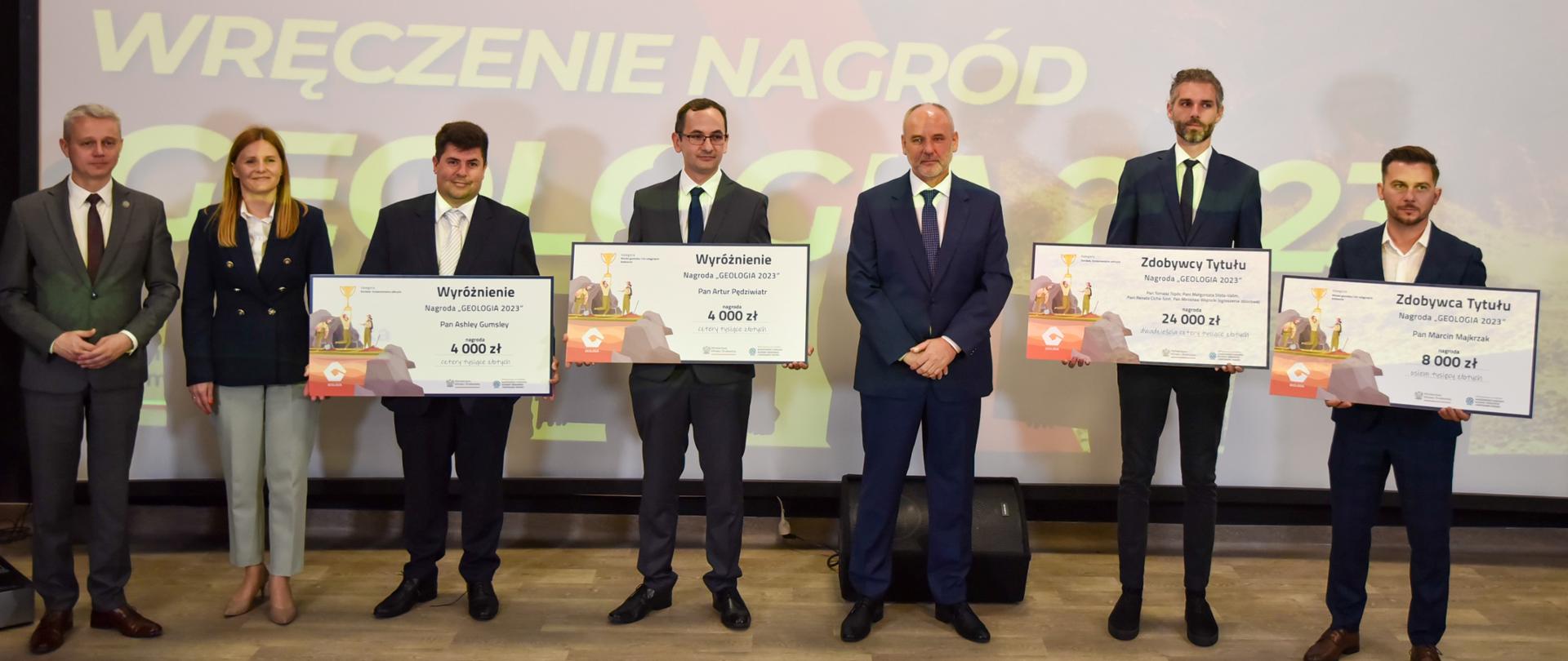 Wiceminister klimatu i środowiska Piotr Dziadzio wraz z uczestnikami podczas wręczenia Nagród „Geologia 2023”. 
