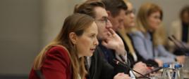 Na zdjęciu minister Katarzyna Pełczyńska-Nałęcz siedzi przy stole konferencyjnym