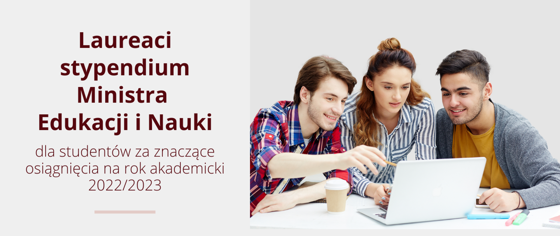 Grafika - na jasnoszarym tle napis Laureaci stypendium Ministra Edukacji i Nauki dla studentów za znaczące osiągnięcia na rok akademicki 2022/2023, obok troje studentów nad otwartym laptopem.