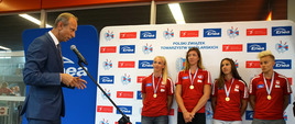Medalistki MŚ w Wioślarstwie w Płowdw 2018 _ przemowa ministra Widery, medalistki w tle