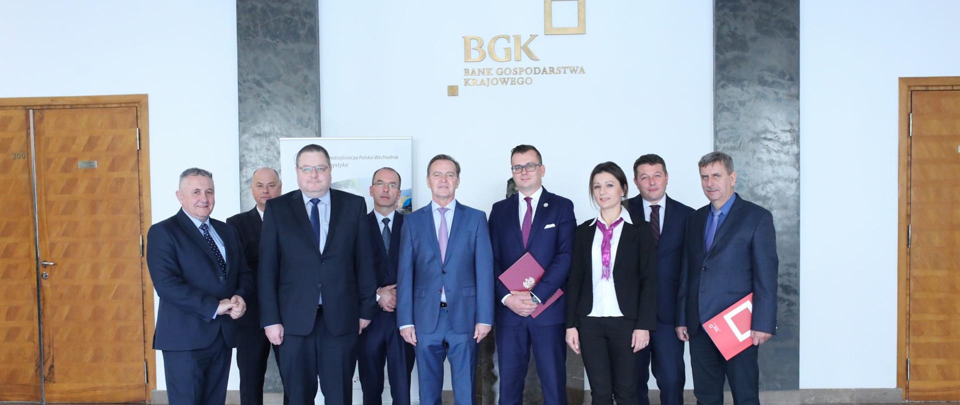 Przedstawiciele Ministerstwa Inwestycji i Rozwoju, Banku Gospodarstwa Krajowego oraz instytucji finansujących podczas podpisania umów na dystrybucję drugiej transzy pożyczek Przedsiębiorcza Polska Wschodnia - Turystyka