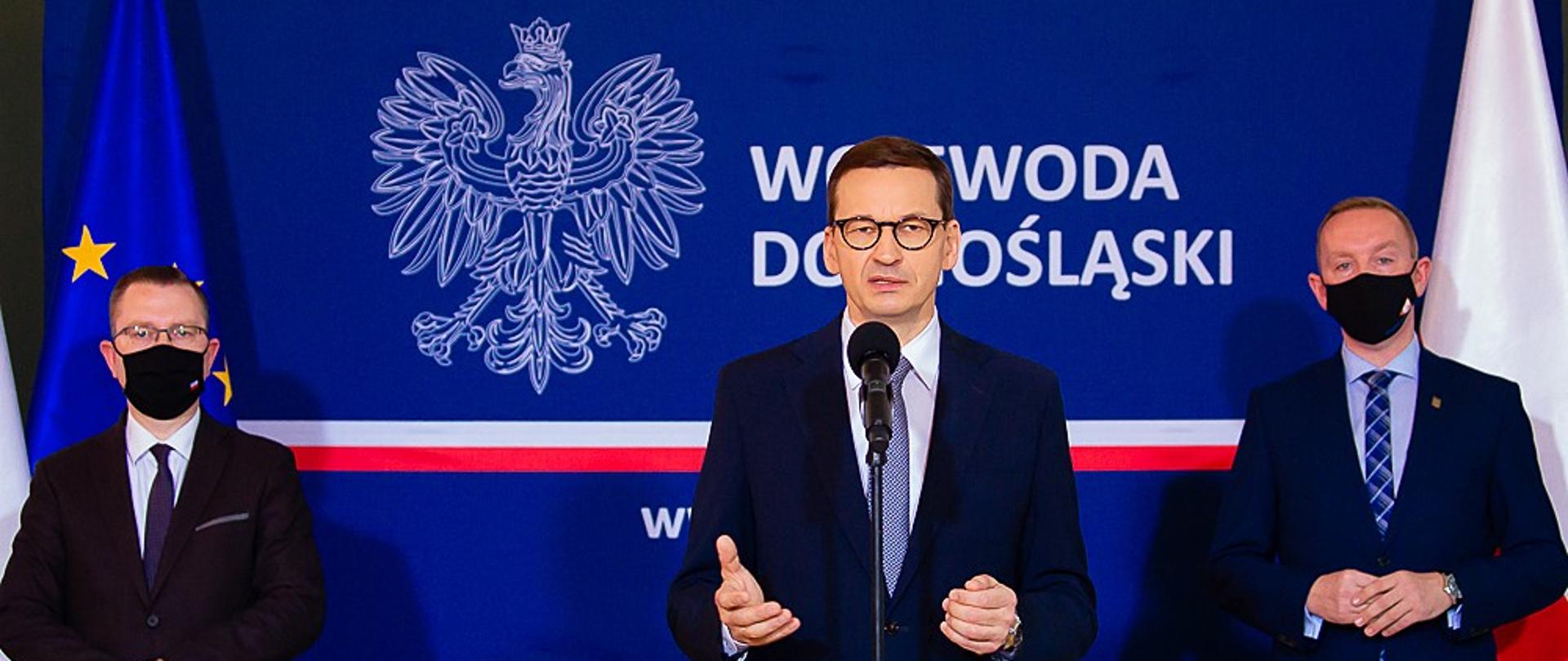 Krzysztof Kubów, premier Mateusz Morawiecki oraz prezes PGE stoją podczas konferencji prasowej.