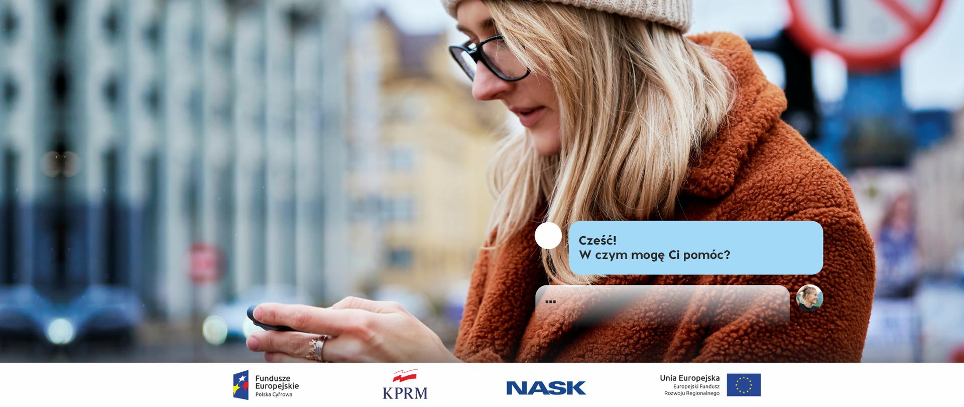 Zdjęcie kobiety, blondynki w okularach i czapce. Trzyma w ręku smartfona. Obok okno czatu, na którym widnieje tekst: Cześć! W czym mogę Ci pomóc?