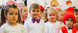 Grupa elegancko ubranych małych dzieci.
