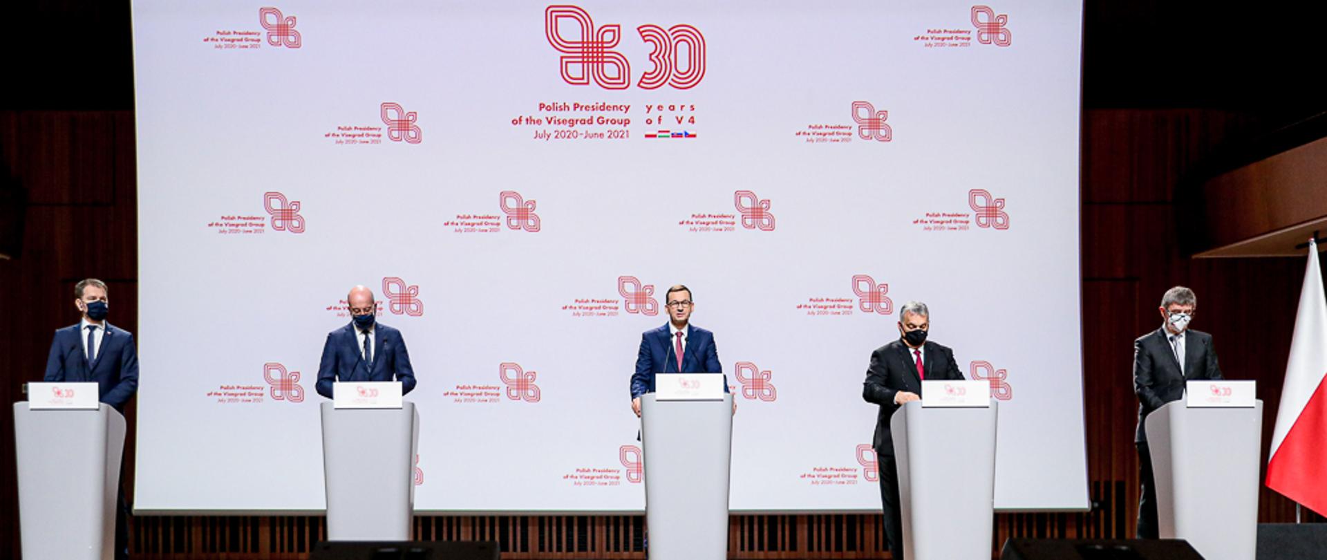 Szefowie rządów państw Grupy Wyszehradzkiej oraz Charles Michel stoją podczas konferencji prasowej.
