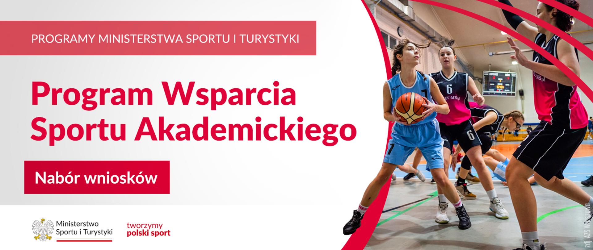 Na samej górze grafiki znajduje się biały napis na czerwonym tle "Programy Ministerstwa Sportu i Turystyki", a poniżej napis "Program wsparcia sportu akademickiego". Na samym dole znajduje się logotyp Ministerstwa sportu i Turystyki oraz hasło tworzymy polski sport. Po prawej stornie grafiki znajduję się zdjęcie z kobiecą drużyną koszykarską grającą na boisku.