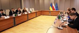 Na zdjęciu minister Katarzyna Pełczyńska-Nałęcz i wicepremier ds. integracji europejskiej i euroatlantyckiej Ukrainy Taras Kaczka siedzą za konferencyjnymi stołami po obu strona sali na przeciwko siebie