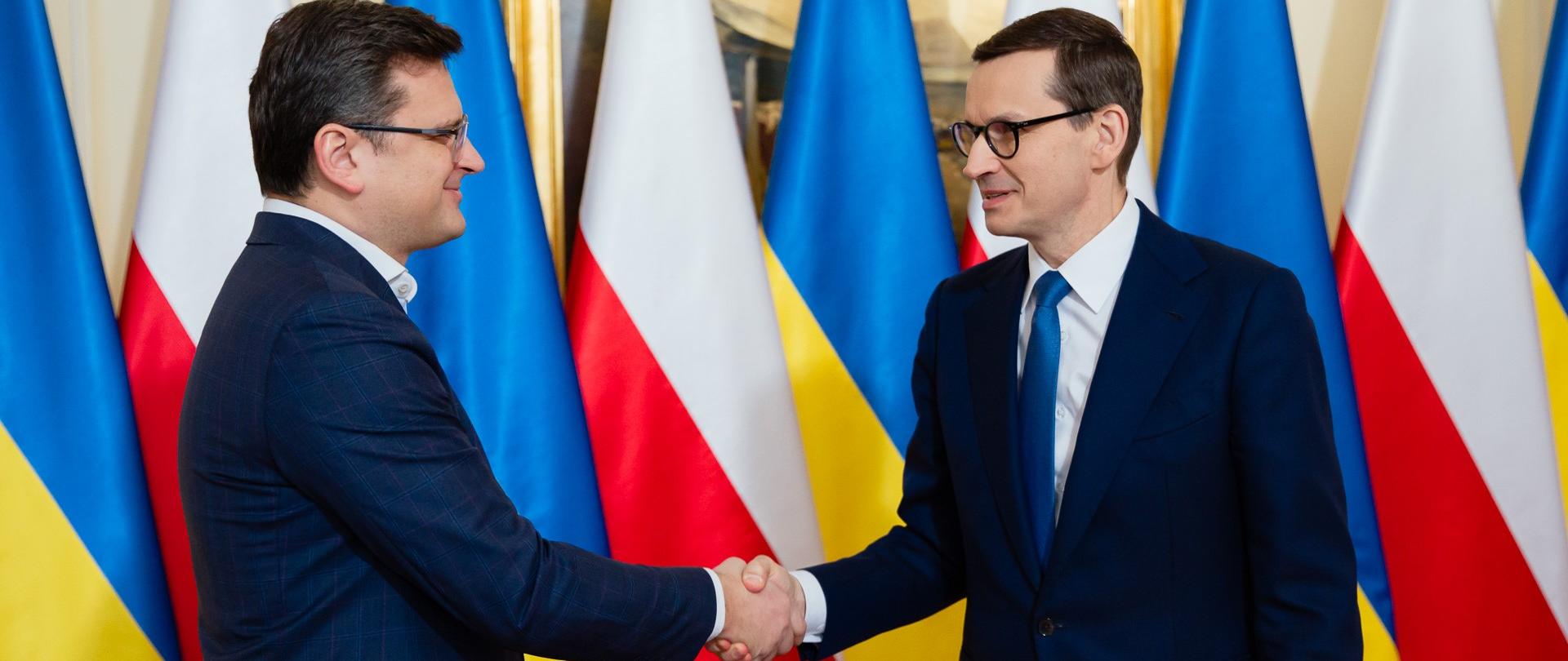 Premier Mateusz Morawiecki i Minister spraw zagranicznych Ukrainy Dmytro Kułeba podczas spotkania w KPRM