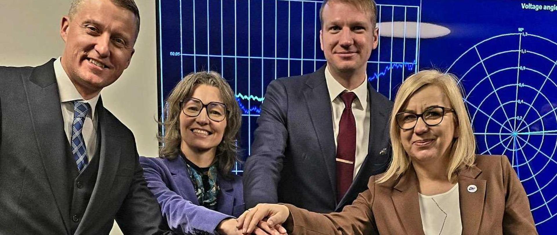 9 lutego 2025 r. w Wilnie (Litwa) = uroczystość uświetniająca synchronizację sieci elektroenergetycznych Litwy, Łotwy i Estonii z obszarem synchronicznym Europy kontynentalnej. 