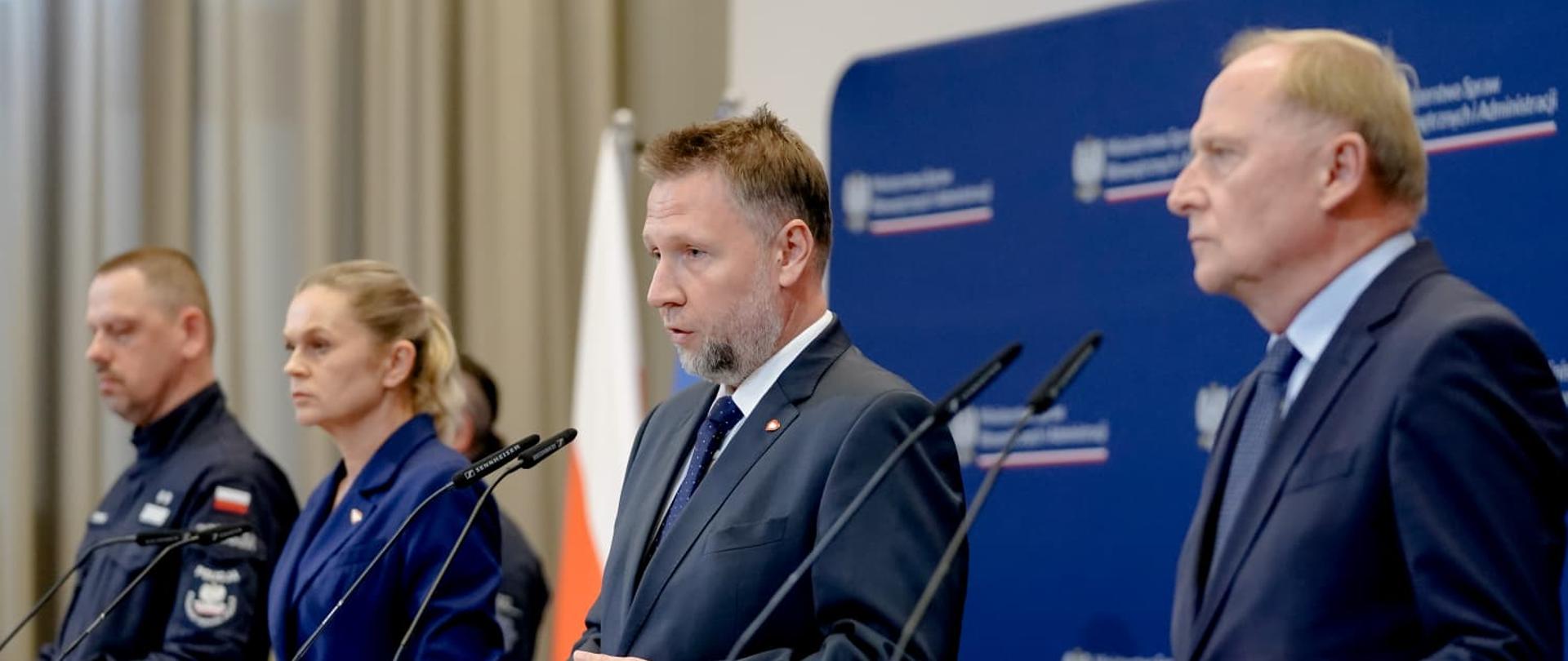 Ponad 24 tys. policjantów zaangażowanych w zapewnienie bezpieczeństwa w szkołach. Zatrzymano 19 osób. Konferencja z udziałem ministrów Marcina Kierwińskiego, Barbary Nowackiej, wiceministra Czesława Mroczka i Komendanta Głównego Policji gen. insp. Marka Boronia.